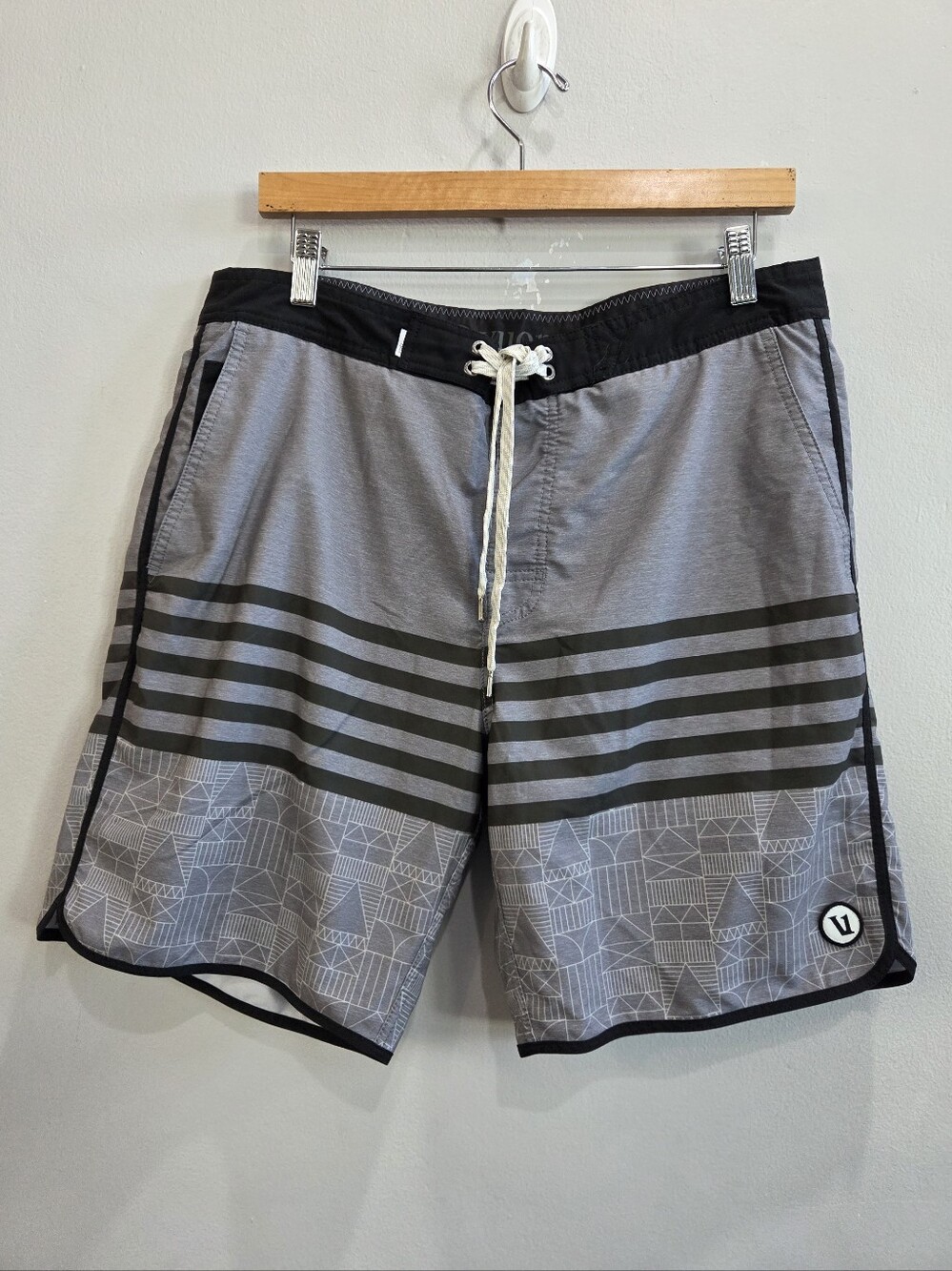 Vuori Swim Trunk Shorts Black Gray Geometric Beach Unlined 7.5" Men's Size 34